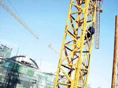 北京一民工爬上塔吊 討回工錢后當眾下跪(組圖)