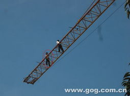 兩萬元工錢引糾紛，包工頭爬上30米塔吊討薪